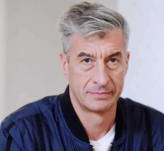 1640807592 Maurizio Cattelan Kimdir? Hayatı Ve Biyografisi