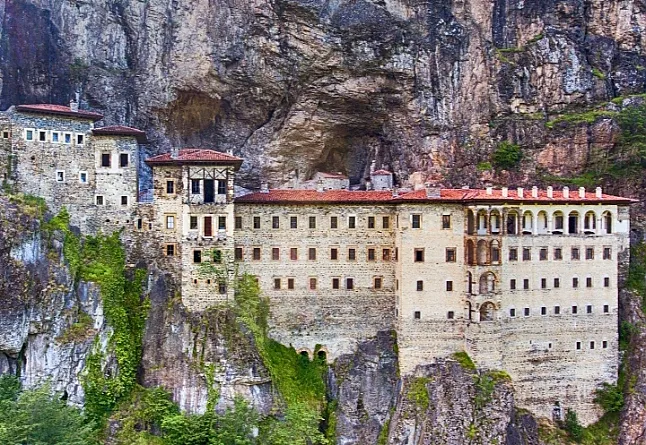 Rüyada Manastır Görmek Ne Anlama Gelir?