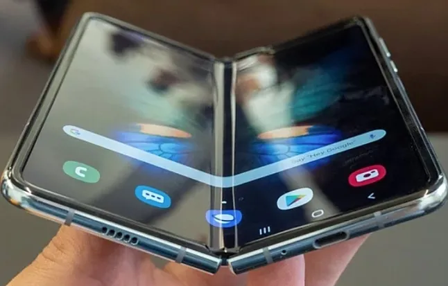 Samsung Katlanabilir Telefonu