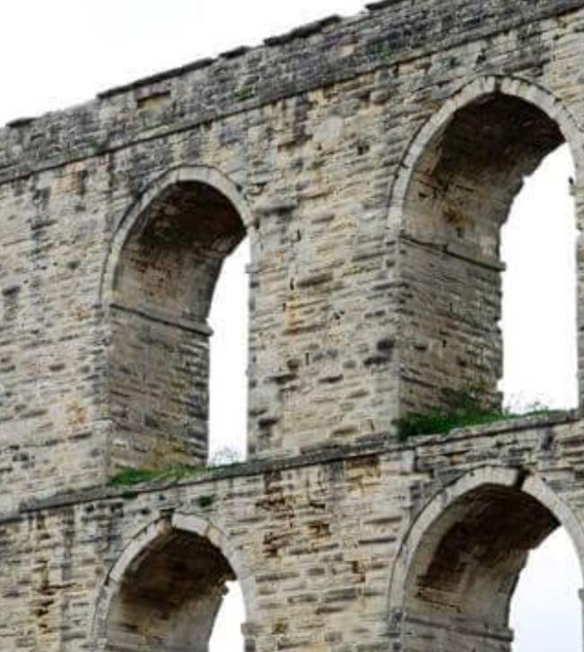 What is it like to see a building arch in a dream?